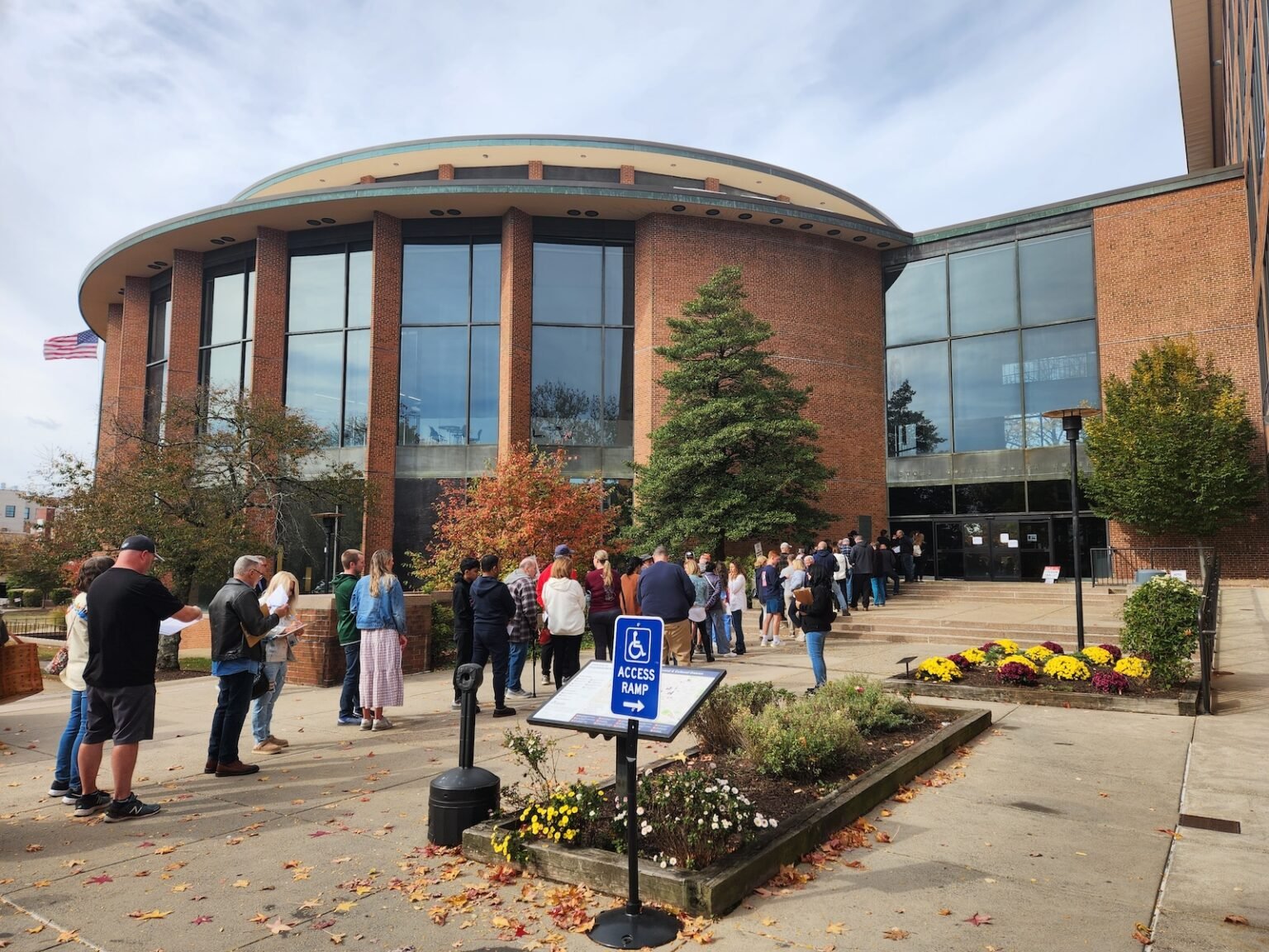 bucks-voters-wait-in-line-1536x1152